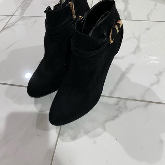 guess high heel ankle boots